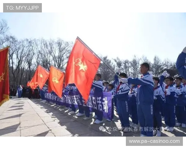 爆冷获胜后身披队旗绕场致谢感动无数观众热泪盈眶