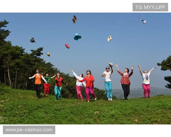 阿卡夺冠后与球童甜蜜互动展现成功下班后的喜悦与轻松心情